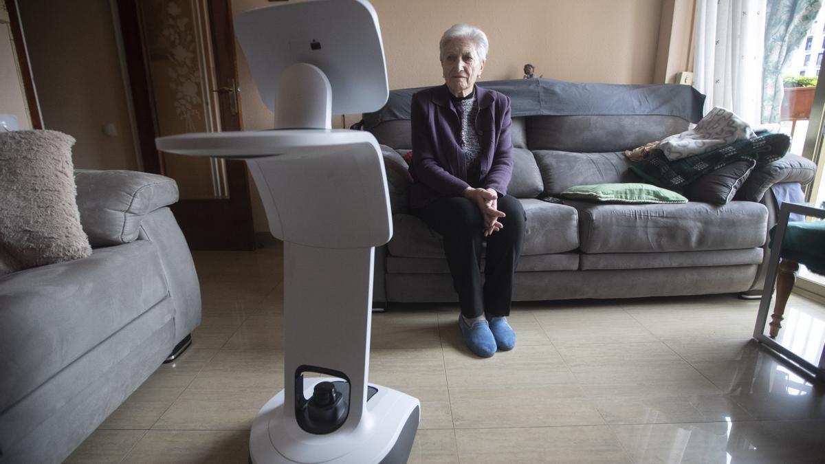 María Teresa Echalecu, junto a su robot asistencial