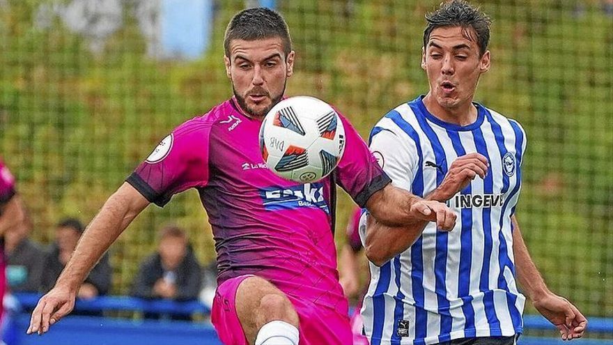 El albiazul Joseda Álvarez trata de robar el balón a un jugador del Arnedo.