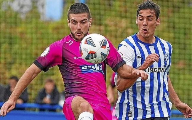 El albiazul Joseda Álvarez trata de robar el balón a un jugador del Arnedo.