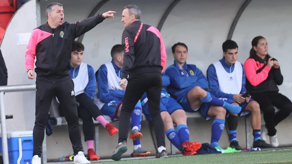 Sergio Vázquez da instrucciones en un lance del partido ante el Intercity.