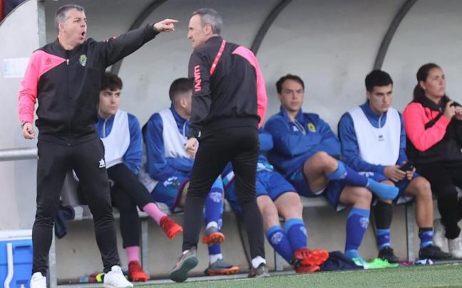 Sergio Vázquez da instrucciones en un lance del partido ante el Intercity.