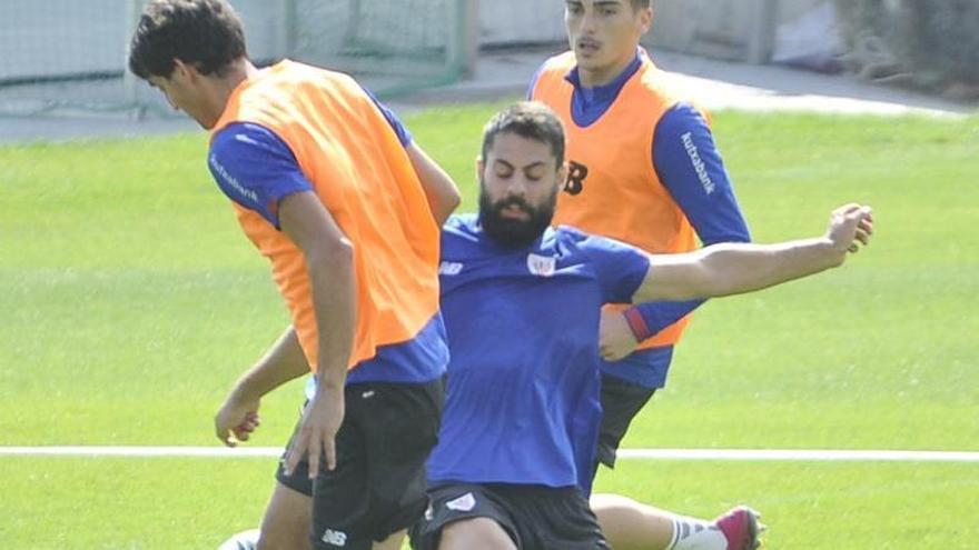 Villalibre y San José disputan un balón en un entrenamiento con el Athletic.