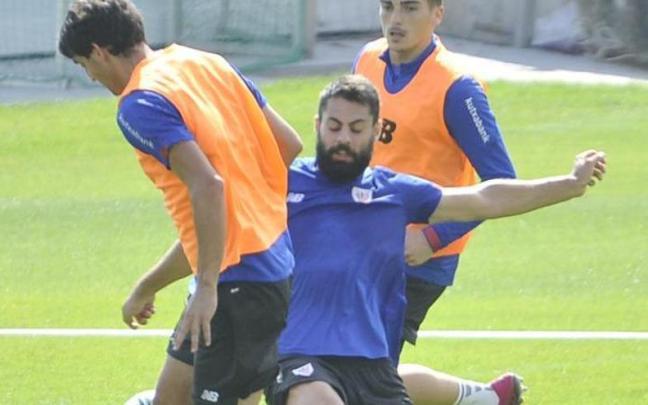 Villalibre y San José disputan un balón en un entrenamiento con el Athletic. Villalibre y San José disputan un balón en un entrenamiento con el Athletic.