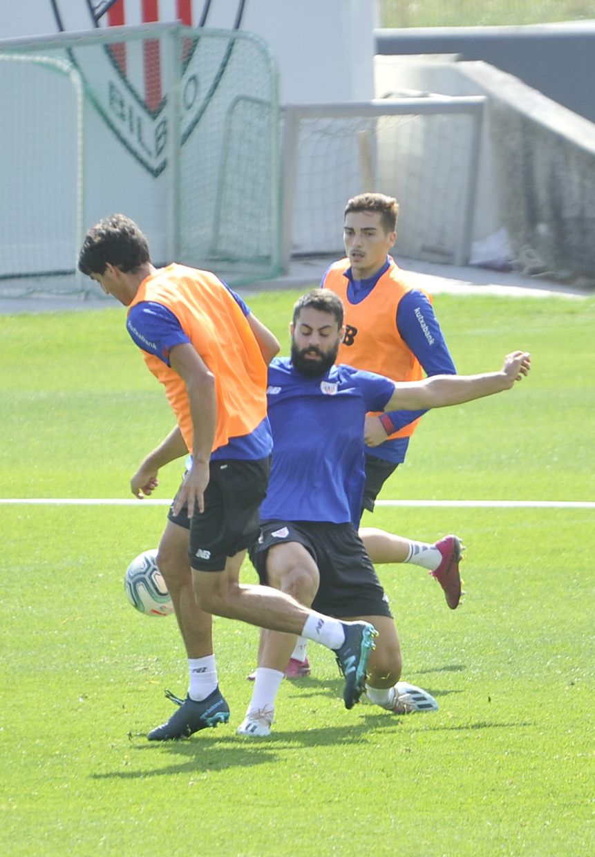 Villalibre y San José disputan un balón en un entrenamiento con el Athletic.