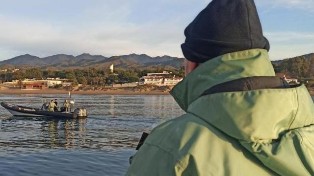 Miembros del Grupo Especial de Actividades Subacu&aacute;ticas (GEAS) de la Guardia Civil de M&aacute;laga buscan en el mar los restos de la mujer asesinada y mutilada en Marbella.
