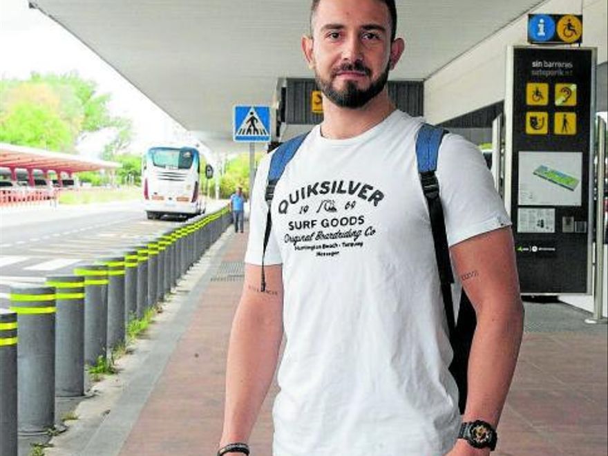 Forondako aireportuak hainbat bidaiari zituen atzo, hegazkinetara igotzeko prest.