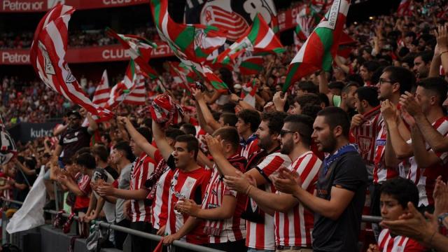 La Herri Harmaila no dejó de animar al equipo durante todo el partido.