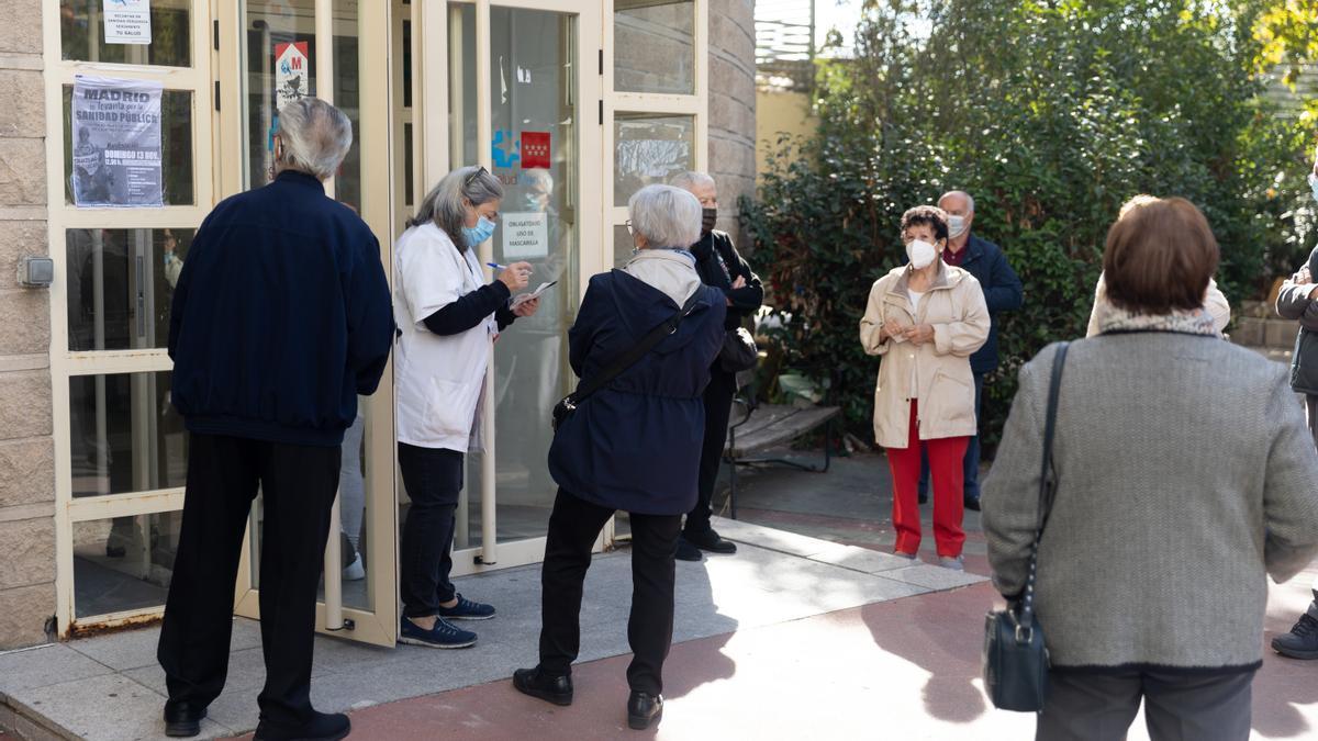 Una enfermera llama a varios pacientes a las puertas del Servicio de Urgencias de Atención Primaria, Madrid.