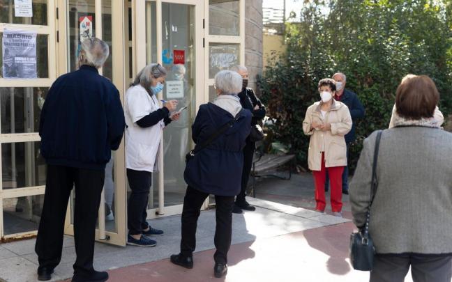 Una enfermera llama a varios pacientes a las puertas del Servicio de Urgencias de Atención Primaria, Madrid. Una enfermera llama a varios pacientes a las puertas del Servicio de Urgencias de Atención Primaria, Madrid.
