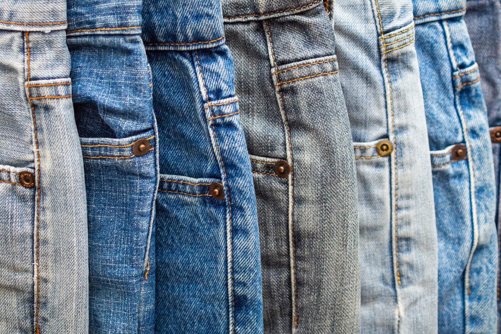 Los remaches metálicos son uno de los distintivos de los pantalones vaqueros.