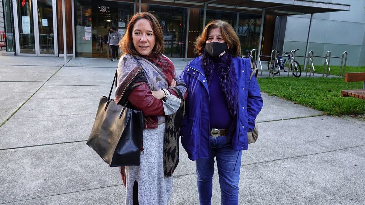 La hermana y la madre de Déborah Fernández-Cervera, ante la comisaría de Vigo.