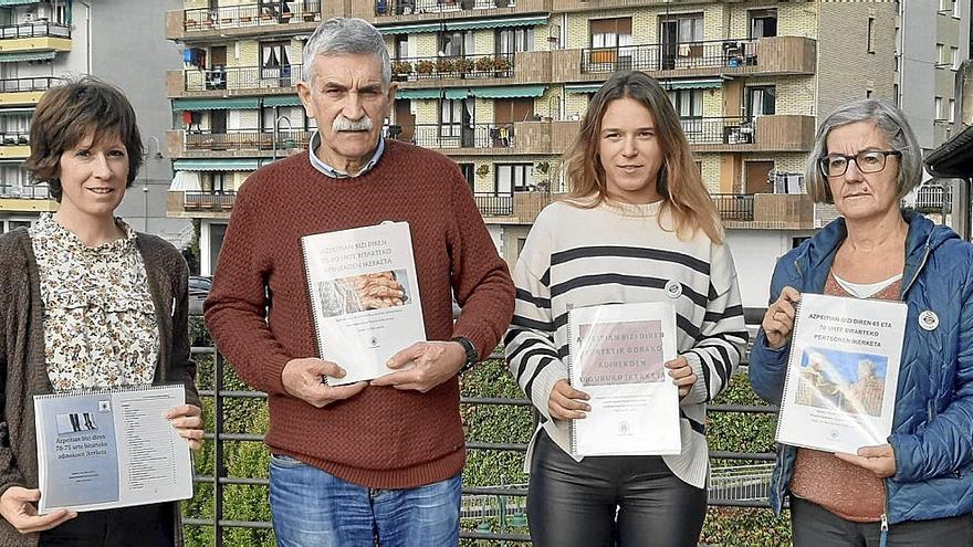 Leire Goenaga, Patxi Altzibar, Garazi Etxaniz eta Maite Garmendia ikerketa berriaren aurkezpenean. Argazkia: N.G.