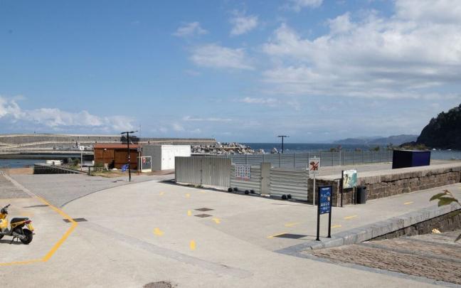 La empresa adjudicataria ya ha iniciado los preparativos de las obras para alargar el dique de Mutriku, al fondo. La empresa adjudicataria ya ha iniciado los preparativos de las obras para alargar el dique de Mutriku, al fondo.