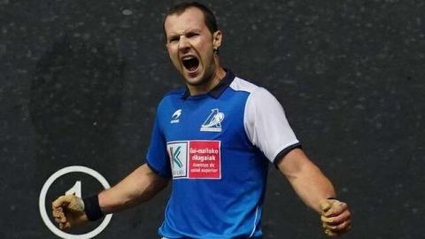 Aitor Elordi celebra un tanto ante Unai Laso.