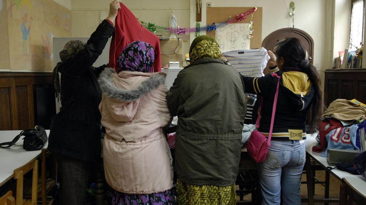 Varias mujeresinmigrantes buscan ropa en una parroquia de Vitoria.