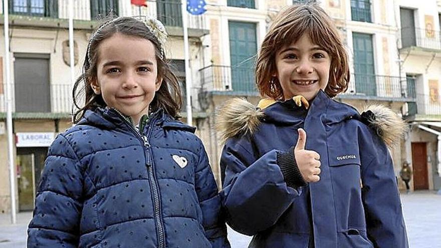 Nadia Pardo y Diego Martón, en la plaza de Los Fueros. | FOTO: CEDIDAS