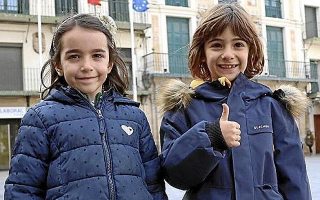 Nadia Pardo y Diego Martón, en la plaza de Los Fueros. | FOTO: CEDIDAS
