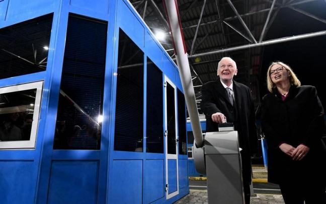 El ministro del Interior croata y su homóloga eslovena levantan la barrera del paso Bregana-Obrezje.