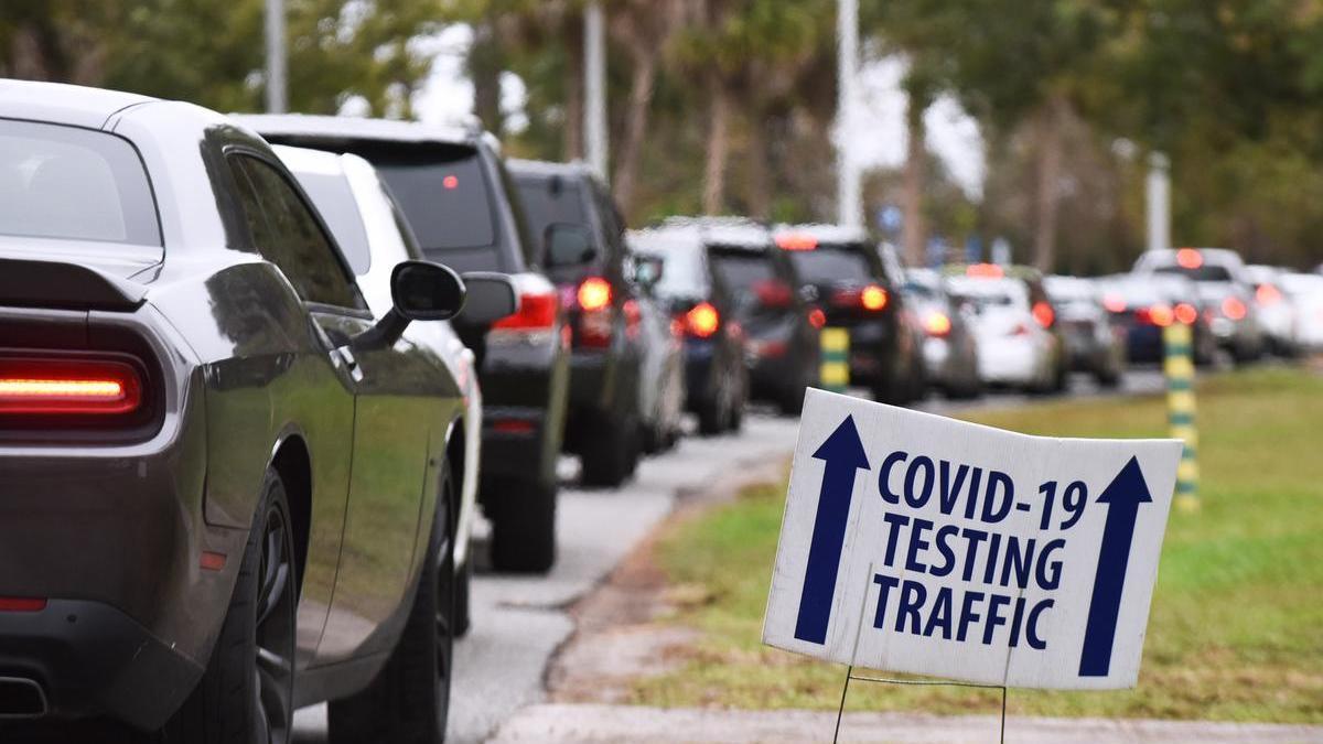 Colas de coches un punto de pruebas de Covid-19 en Orlando.