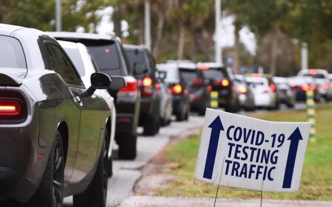 Colas de coches un punto de pruebas de Covid-19 en Orlando.
