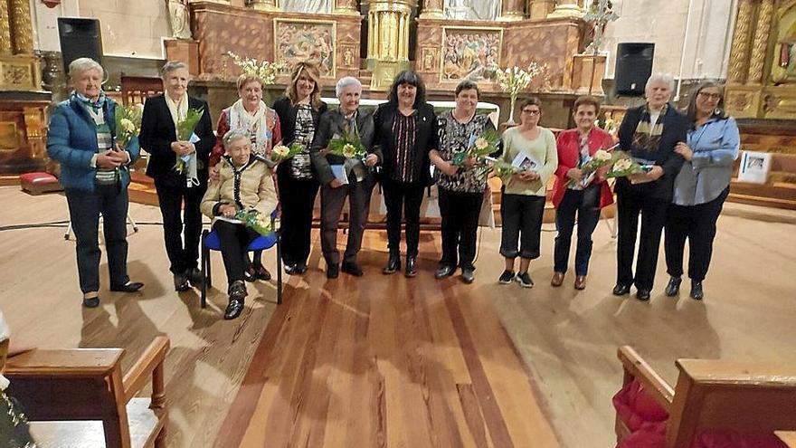 Vecinas de Torralba del R&iacute;o posan con ejemplares del libro y ramos de rosas.