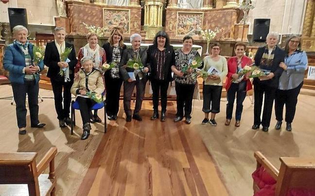 Vecinas de Torralba del R&iacute;o posan con ejemplares del libro y ramos de rosas.