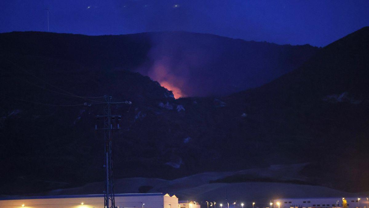 Vista del incendio en la sierra de Alaiz anoche