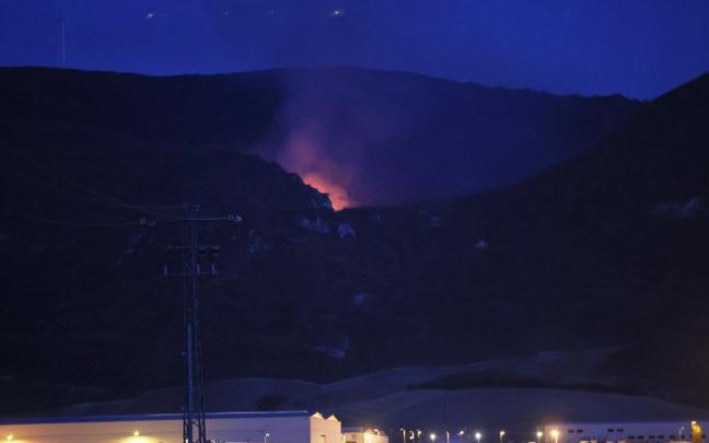 Vista del incendio en la sierra de Alaiz anoche Vista del incendio en la sierra de Alaiz anoche