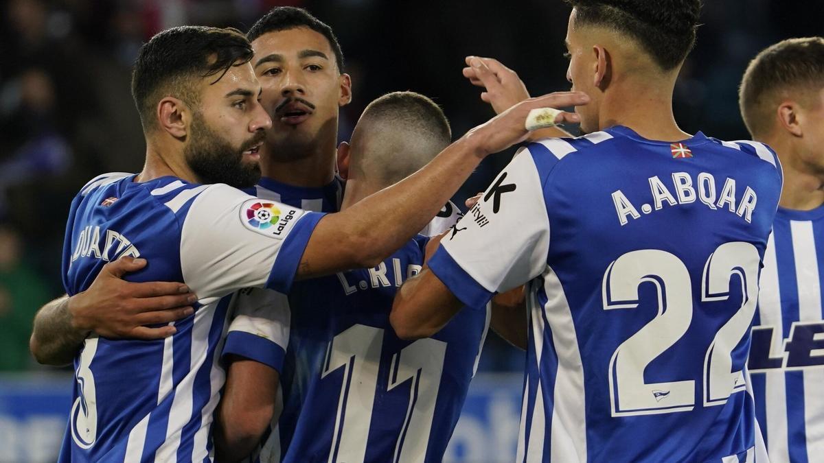 Benavídez celebra con Duarte, Rioja y Abqar su gol ante el Villarreal B.