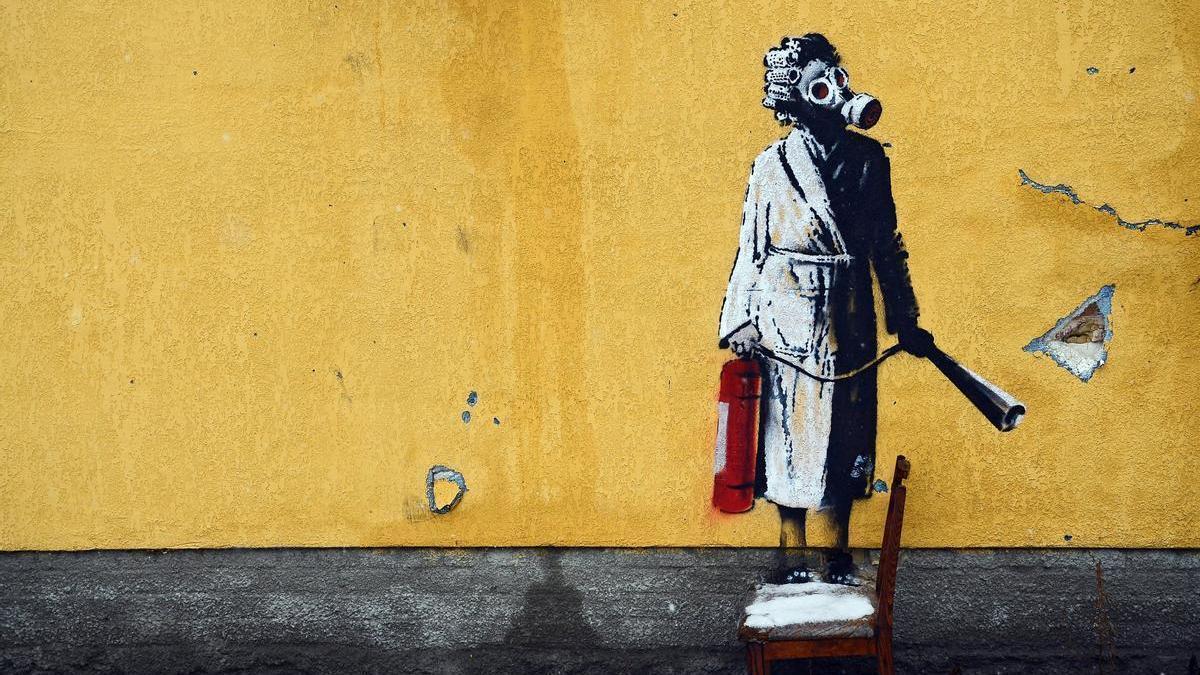 El graffiti de Banksy en Gostomel 'Mujer con máscara de gas'.