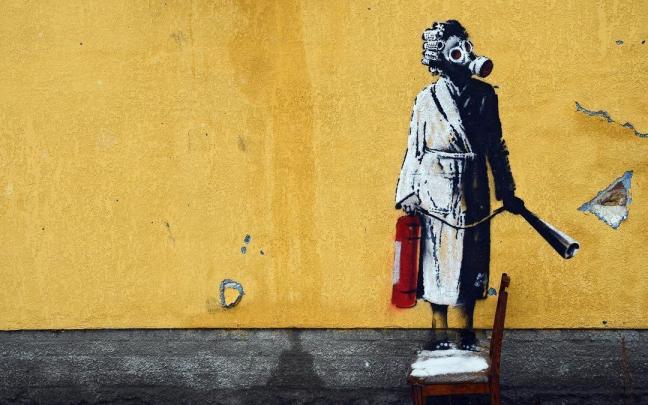 El graffiti de Banksy en Gostomel 'Mujer con m&aacute;scara de gas'.