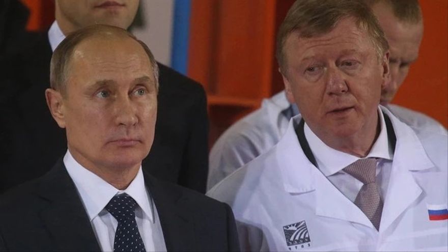 El presidente ruso, Vladimir Putin (izq.) junto a su exasesor Anatoli Chubáis (der.).