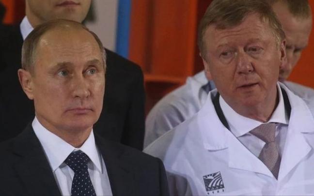 El presidente ruso, Vladimir Putin (izq.) junto a su exasesor Anatoli Chubáis (der.). El presidente ruso, Vladimir Putin (izq.) junto a su exasesor Anatoli Chubáis (der.).