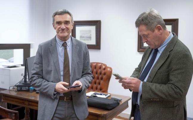 El secretario general de Transición Social y Agenda 2030, Jonan Fernández, y el portavoz del Gobierno vasco, Bingen Zupiria, ayer tras el Consejo de Gobierno. El secretario general de Transición Social y Agenda 2030, Jonan Fernández, y el portavoz del Gobierno vasco, Bingen Zupiria, ayer tras el Consejo de Gobierno.