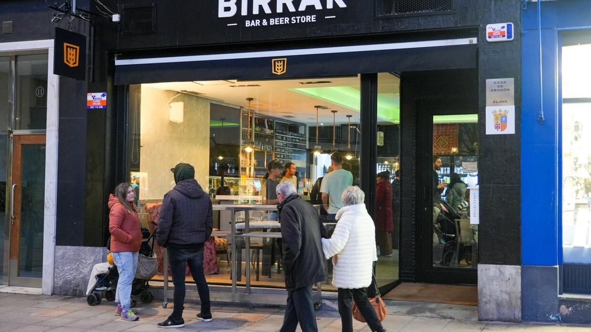 Abre Birrak, un nuevo bar en Vitoria con cervezas muy especiales para consumir o llevar
