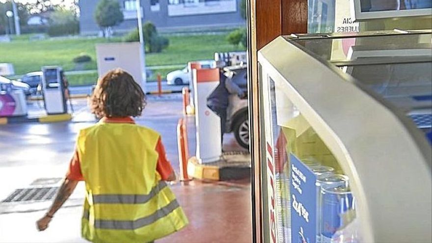 Una trabajadora de una gasolinera. | FOTO: J.M. MARTÍNEZ