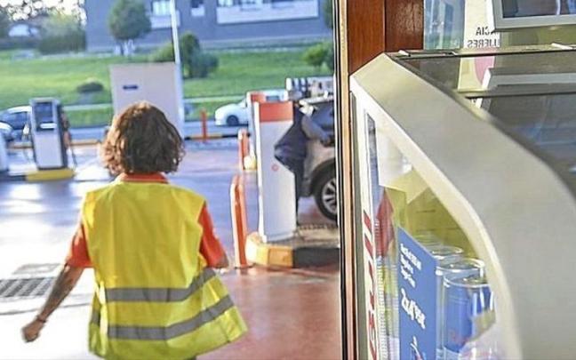 Una trabajadora de una gasolinera. | FOTO: J.M. MARTÍNEZ Una trabajadora de una gasolinera. | FOTO: J.M. MARTÍNEZ
