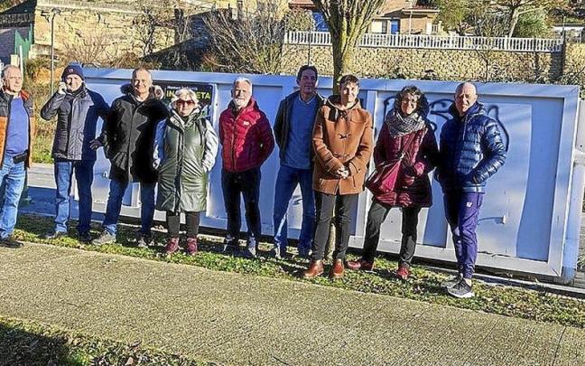 Miembros de la coordinadora, ayer en la avenida de Guipúzcoa. | FOTO: J.A. Miembros de la coordinadora, ayer en la avenida de Guipúzcoa. | FOTO: J.A.