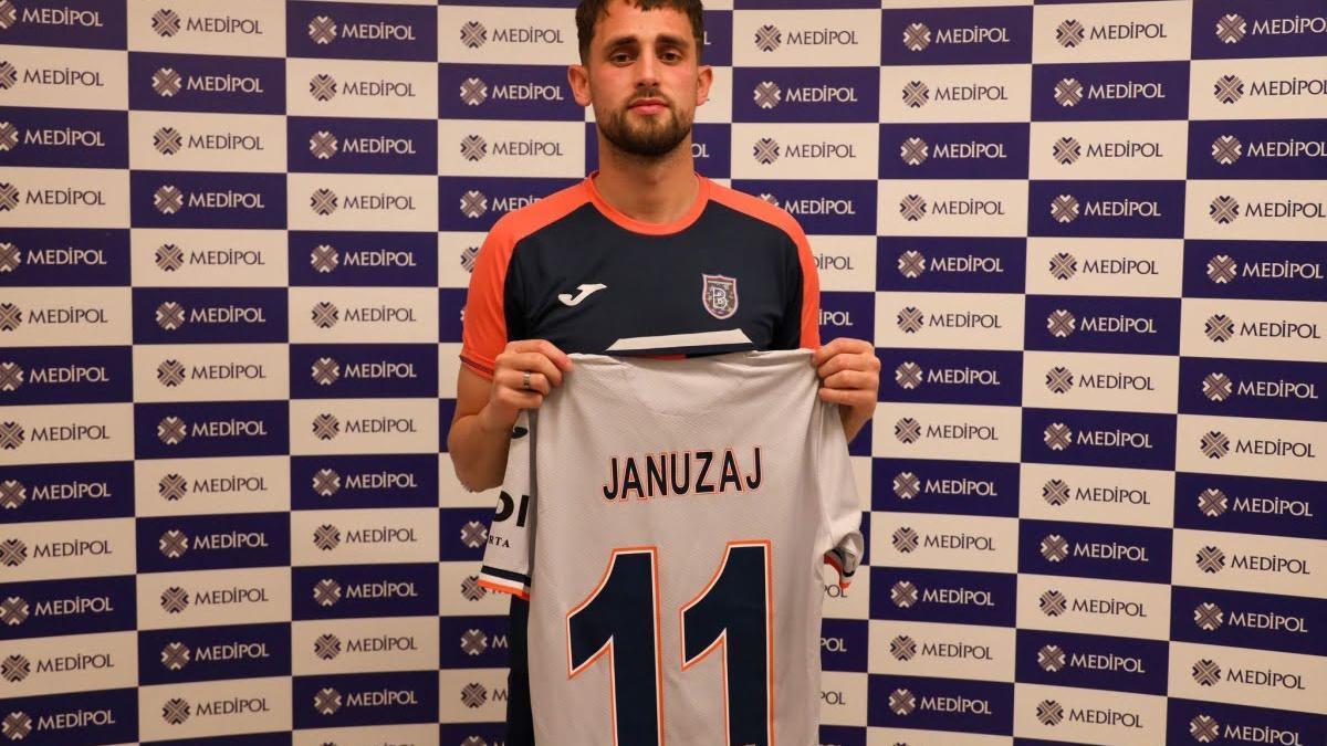 Adnan Januzaj posa con la camiseta del Istanbul Basaksehir.