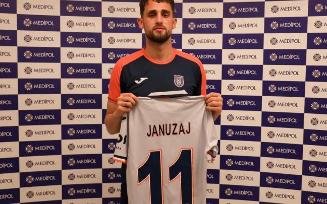 Adnan Januzaj posa con la camiseta del Istanbul Basaksehir. Adnan Januzaj posa con la camiseta del Istanbul Basaksehir.