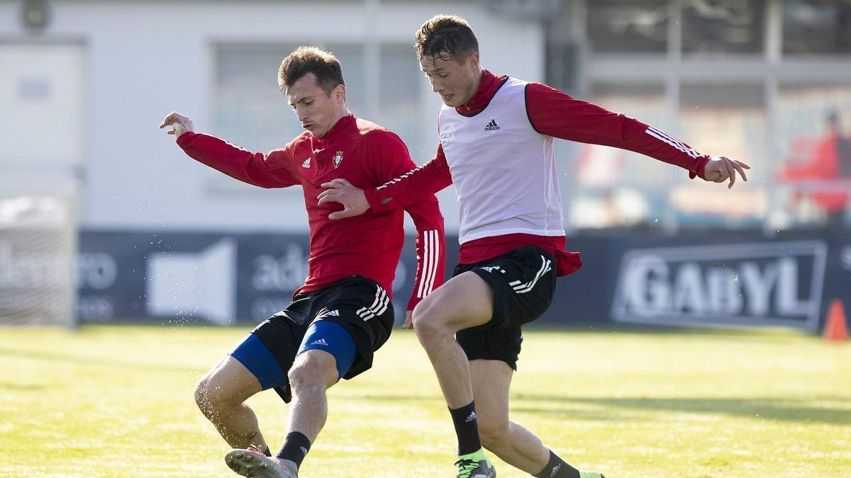 Herrando y Budimir pugnan por un balón en un entrenamiento.