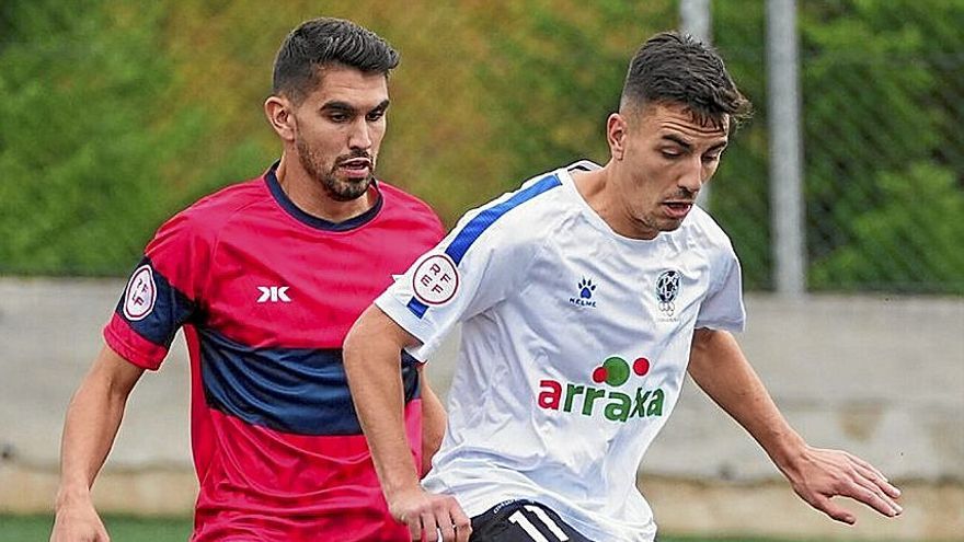 Un instante del derbi disputado ayer en Adurza. | FOTO: JORGE MUÑOZ
