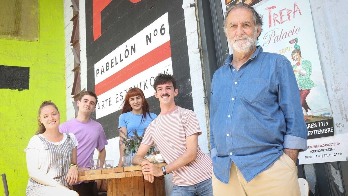 Integrantes del elenco de la Compañía Joven de Pabellón 6 con el actor Ramón Barea.