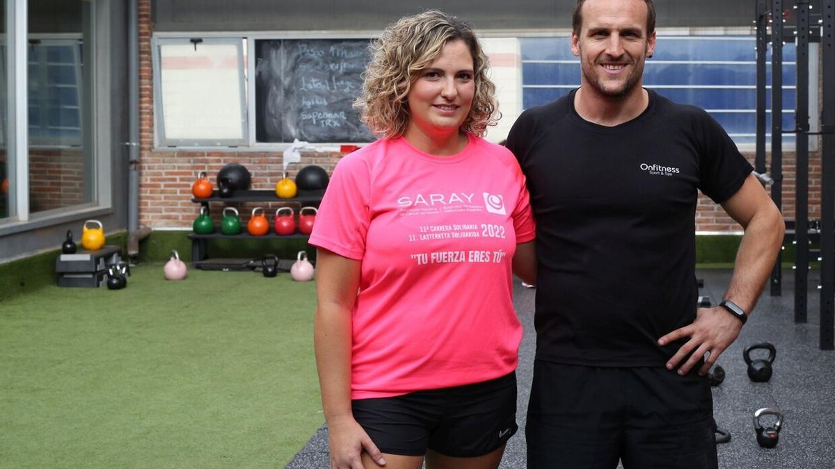 Raquel posa con Iñigo, entrenador personal, una vez finalizada la clase.