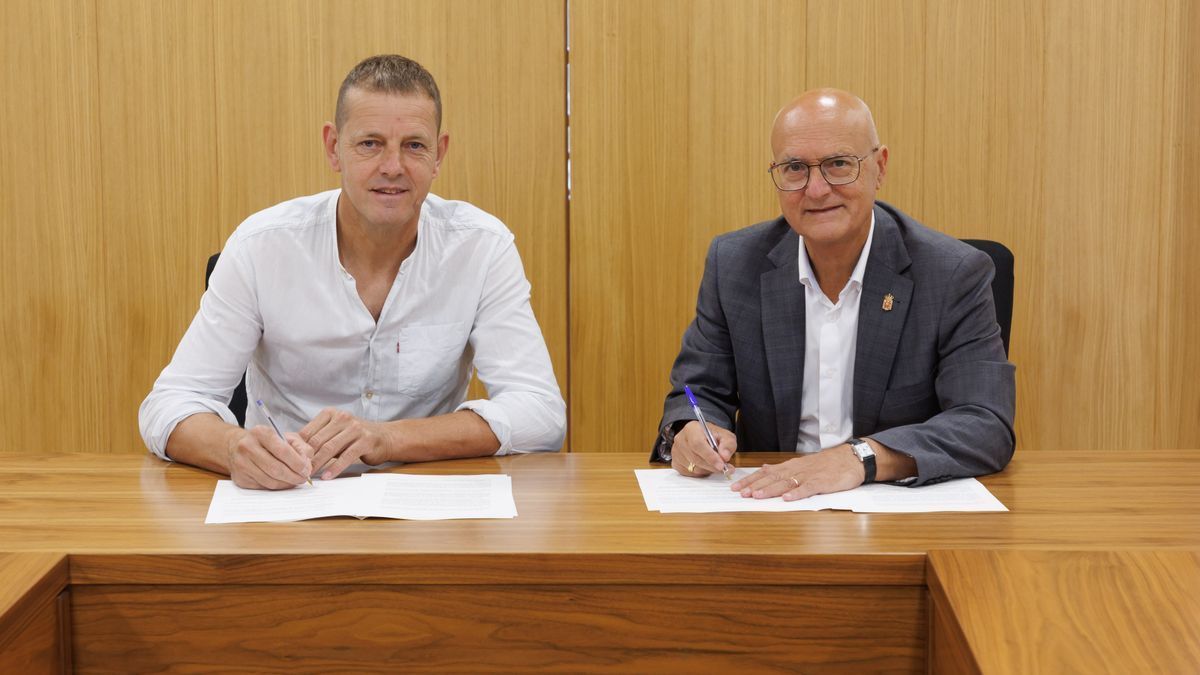 El consejero de Cohesión Territorial, Bernardo Ciriza, y el alcalde de Larraun, Mikel Huarte