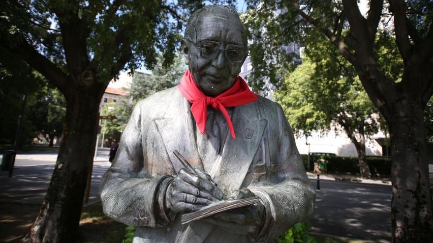 Las estatuas de Pamplona amanecen con el pañuelo rojo de San Fermín