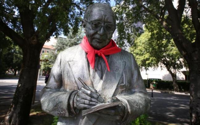 Las estatuas de Pamplona amanecen con el pa&ntilde;uelo rojo de San Ferm&iacute;n