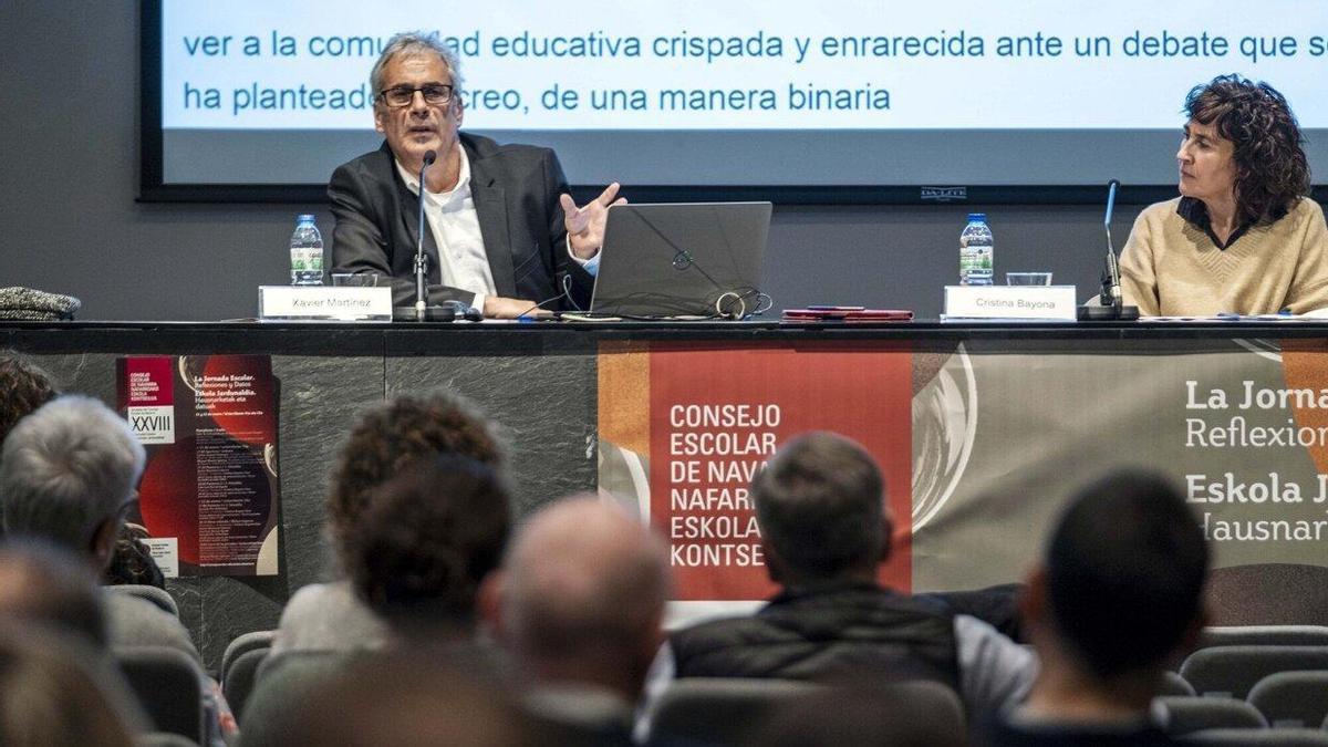 El profesor de Sociología Xavier Martínez junto a Cristina Bayona, vicerrectora de la UPNA, en el salón de actos del Museo de Navarra.