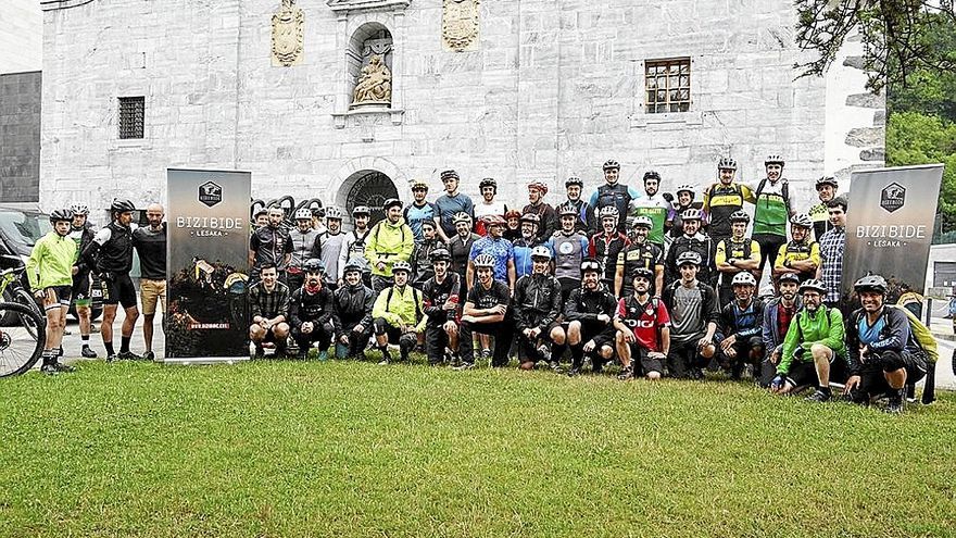 Ciclistas que estrenaron las rutas de BTT y de enduro, antes de salir de Harriondoa.