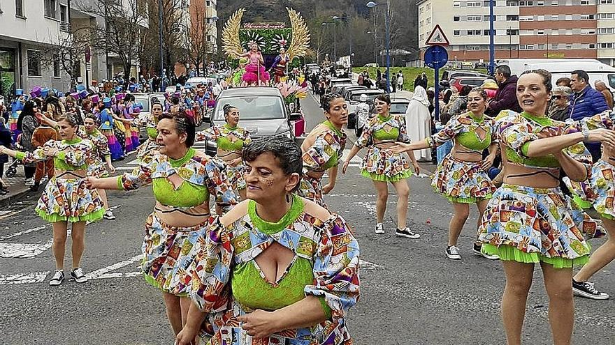 Errenteriako desfilean irudimena eta kolorea nagusi izan dira